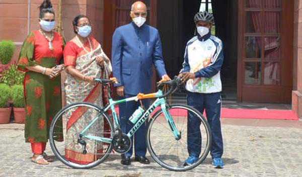 मर्मस्पर्शी सद्भावना का परिचय देते हुए कोविंद ने भेंट की रेसिंग साइकिल मर्मस्पर्शी सद्भावना का परिचय देते हुए कोविंद ने भेंट की रेसिंग साइकिल